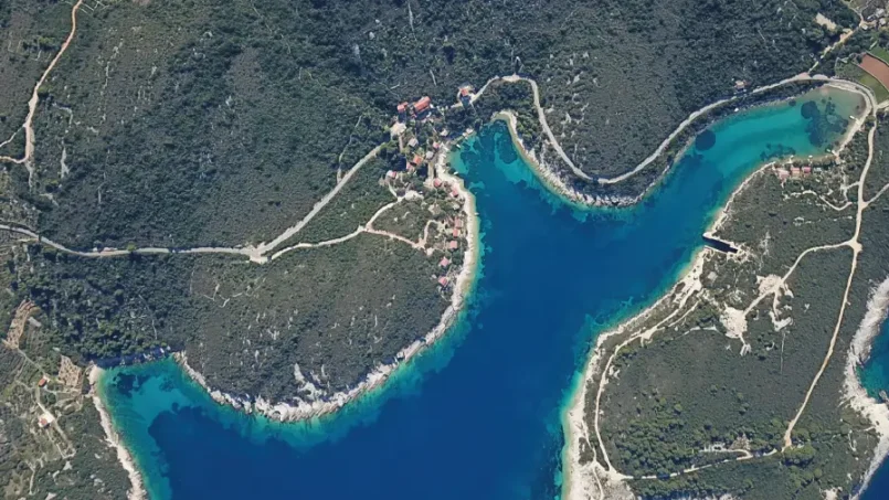 Uvala Rogačić na otoku Visu